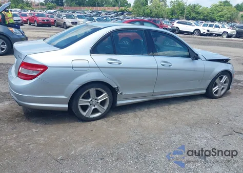 2010 Mercedes-Benz C 300 Luxury 4Matic/Sport 4Matic z USA, uszkodzony, nr VIN WDDGF8BB7AF480620